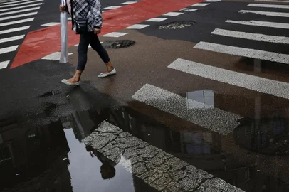  PORTO ALEGRE, RS, BRASIL, 21-05-2019: Mulher carrega guarda-chuva em manhã com pancadas de chuva e frio em Porto Alegre. (Foto: Mateus Bruxel / Agência RBS)
