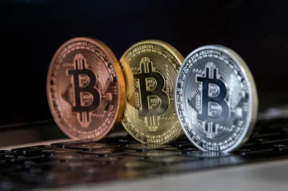  A picture taken on February 6, 2018 shows a visual representation of the digital crypto-currency Bitcoin, at the Bitcoin Change shop in the Israeli city of Tel Aviv. / AFP PHOTO / JACK GUEZEditoria: FINLocal: Tel AvivIndexador: JACK GUEZSecao: finance (general)Fonte: AFPFotógrafo: STF