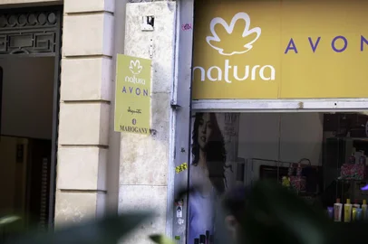Natura pode fechar compra da AvonSÃO PAULO, SP - 22.05.2019: NATURA PODE FECHAR COMPRA DA AVON - Movimentação em loja de cosméticos na região central de São Paulo na manhã desta quarta-feira (22). Compra da Avon pela Natura pode ser fechada num acordo de ações em breve. (Foto: Bruno Rocha /Fotoarena/Folhapress) ORG XMIT: 1735827 
