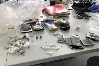 Presídio Regional de Caxias do Sul voltou a receber uma operação pente-fino. Cerca de 50 agentes da Superintendência dos Serviços Penitenciários (Susepe) e da Polícia Civil participaram das buscas. Foram apreendidos 98 celulares, 3,8 quilos de drogas e até uma arma de fogo artesanal
