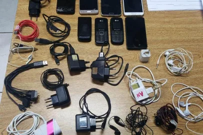 Susepe e BM apreendem sacola de celulares e carregadores arremessada para dentro do presídio de Canela. Pelas câmeras, um homem pode ser visto andando sobre o telhado da cadeia.
