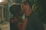 Kleber (Kelner Macêdo) e Décio (Bruno Garcia) se beijam em Sob Pressão