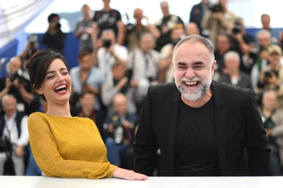 Brazilian actress Julia Stockler (L) and Brazilian film director Karim Ainouz laugh during a photocall for the film A Vida Invisivel de Euridice Gusmao (The Invisible Life of Euridice Gusmao) at the 72nd edition of the Cannes Film Festival in Cannes, southern France, on May 20, 2019. (Photo by LOIC VENANCE / AFP)