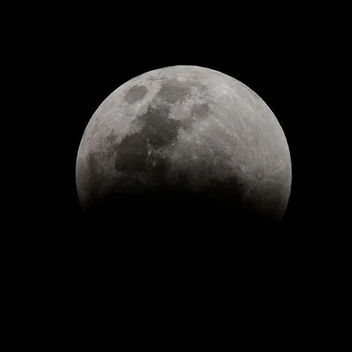 O Observatório Nacional abriu nesta sexta-feira (24), com um seminário especial, as comemorações do centenário do eclipse de Sobral (CE), que comprovou a Teoria da Relatividade Geral, do físico alemão Albert Einstein. A Teoria da Relatividade foi proposta por Einstein em 1915 e é um dos pilares da física moderna ao lado da mecânica quântica. O eclipse de Sobral completa 100 anos na próxima quarta-feira (29).
