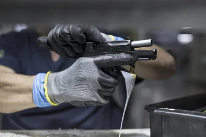  SÃO LEOPOLDO, RS, BRASIL - Linha de produção da fábrica Taurus, na cidade de São Leopoldo. Fabricação da Pistola G2c.Indexador: Jefferson Botega
