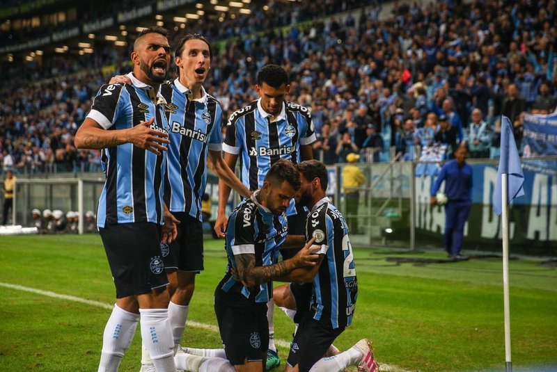 Grêmio enfrenta o Atlético-MG na Arena pela sexta rodada do Brasileirão. Na foto, jogadores comemoram o gol de Felipe Vizeu
