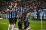 Grêmio enfrenta o Atlético-MG na Arena pela sexta rodada do Brasileirão. Na foto, jogadores comemoram o gol de Felipe Vizeu