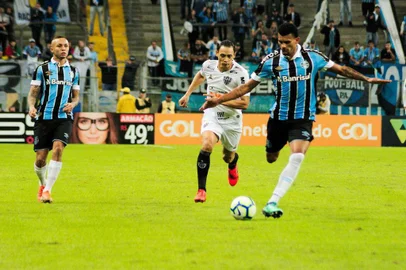Grêmio enfrenta o Atlético-MG na Arena pela sexta rodada do Brasileirão. Na foto, Everton (à esquerda) e o zagueiro Rodriguez (à direita), que fez sua estreia como titular no Grêmio.