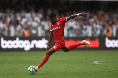 Inter enfrenta o Santos na Vila Belmiro pela sexta rodada do Brasileirão. No lance, Edenilson.