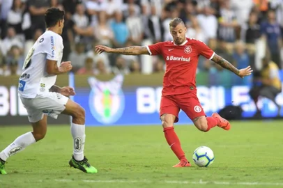 Inter enfrenta o Santos na Vila Belmiro pela sexta rodada do Brasileirão. No lance, Nico López.