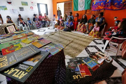  PORTO ALEGRE, RS, BRASIL 08/03/2017 - Projeto vai oferecer educação bilíngue (yorubá, idioma africano), para alunos da Restinga. Também estão montando uma biblioteca afrocentrada. (FOTO: ROBINSON ESTRÁSULAS/AGÊNCIA RBS)