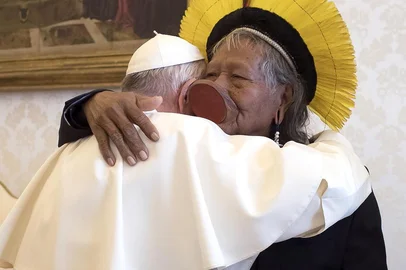  This handout photo taken on May 27, 2019 and released by the Vatican Media shows Pope Francis embracing Brazils indigenous chief Raoni Metuktire (R) during a private audience at the Vatican. (Photo by Handout / VATICAN MEDIA / AFP) / RESTRICTED TO EDITORIAL USE - MANDATORY CREDIT AFP PHOTO / VATICAN MEDIA - NO MARKETING NO ADVERTISING CAMPAIGNS - DISTRIBUTED AS A SERVICE TO CLIENTSEditoria: RELLocal: Vatican CityIndexador: HANDOUTSecao: christianityFonte: VATICAN MEDIAFotógrafo: STR