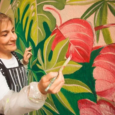 Obras da artista plástica caxiense Cristina Mazzochi ornamentam algumas peças da Casa Sanvitto