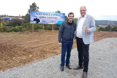 Vereador Rafael Bueno (PDT) e ex-deputado federal Assis Melo (PcdoB) na assinatura do protocolo de intenções para instalação da UFRGS em Farroupilha