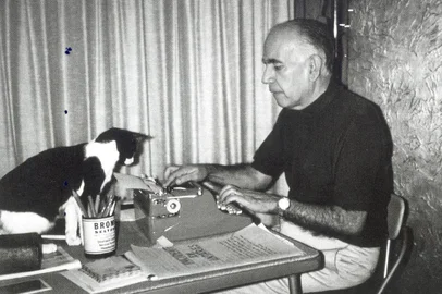 Foto do escritor gaúcho Erico Verissimo, na sua casa em Porto Alegre, acompanhado pelo gato Snoopy, quando escrevia o romance Incidente em Antares, no começo dos anos 70.#PÁGINA: 8Não veio a foto original Fonte: Divulgação Fotógrafo: Acervo Erico Verissimo Data Evento: 00/00/1970