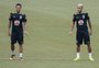 Tite decide tirar faixa de capitão de Neymar e entregá-la a Daniel Alves