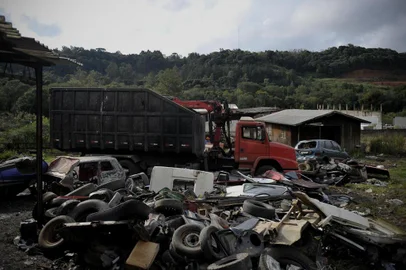  CAXIAS DO SUL, RS, BRASIL - 28/05/2019 - Operação Desmanche interdita um ferro velho irregular em Caxias do Sul e apreende cerca 50 toneladas de sucata automotiva. O estabelecimento da Rua Amália Brandalise Eberle, no bairro Maestra, não era credenciado ao Detran (FOTO: ANSELMO CUNHA/AGENCIA RBS)Indexador:                                 