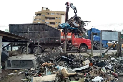 operação desmanche apreende sucata automotiva em desmanche irregular do bairro bela vista, em caxias do sul