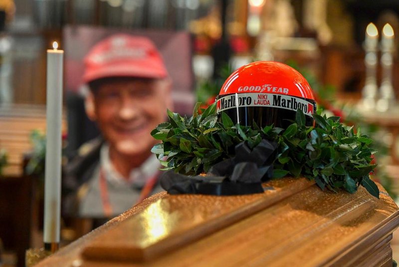  The helmet of the former Formula One driver Niki Lauda sits on top of his coffin and next to his portrait during a funeral service at St. Stephens Cathedral (Stephansdom) in Vienna, Austria, on May 29, 2019. - Legendary Formula One driver Niki Lauda has died at the age of 70 on May 21, 2109 triggering an outpouring of praise for a man whose track victories and comeback from a horrific crash enthralled race fans worldwide. (Photo by JOE KLAMAR / AFP)Editoria: SPOLocal: ViennaIndexador: JOE KLAMARSecao: motor racingFonte: AFPFotógrafo: STF