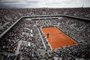  General view of the Philippe Chatrier court with the Eiffel Tower in the background (R) during the mens singles first round match between Switzerlands Roger Federer and Italys Lorenzo Sonego, on day 1 of The Roland Garros 2019 French Open tennis tournament in Paris on May 26, 2019. (Photo by Anne-Christine POUJOULAT / AFP)Editoria: SPOLocal: ParisIndexador: ANNE-CHRISTINE POUJOULATSecao: tennisFonte: AFPFotógrafo: STF