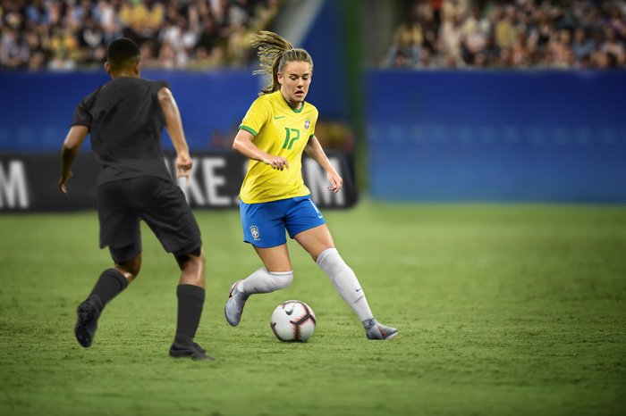 Estudantes do ensino fundamental e médio jogam futebol americano com  atletas do Corinthians