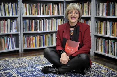  CAXIAS DO SUL, RS, BRASIL - 29/05/2019 - Escritora Helô Bacichette fala sobre seu mais recente lancaçamento, o livro Depois do Começo (FOTO: ANSELMO CUNHA/AGÊNCIA RBS)Indexador:                                 