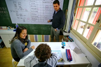  GRAVATAÍ - BRASIL -  Método do ensino domiciliar, a rotina de estudos de Lorenzo, nove anos, em casa. Ele conta com a ajuda dos pais e da irmã mais velha, que dão aulas para o garoto.(FOTO: LAURO ALVES)