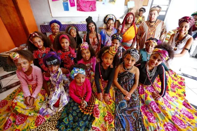  PORTO ALEGRE, RS, BRASIL 08/03/2017 - Projeto vai oferecer educação bilíngue (yorubá, idioma africano), para alunos da Restinga. Também estão montando uma biblioteca afrocentrada. (FOTO: ROBINSON ESTRÁSULAS/AGÊNCIA RBS)