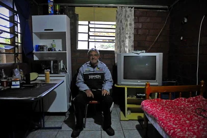  CAXIAS DO SUL, RS, BRASIL - 14/05/2019 - A vida na extrema pobreza. Na foto: Luiz Osvaldo dos Santos, 57 anos, saiu da extrema pobreza e passou a ganhar benefício mensal de R$ 950. Conseguiu comprar micro-ondas, armário e um DVD, além de fazer pequenas reformas em casa (FOTO: ANSELMO CUNHA/AGENCIA RBS)Indexador:                                 