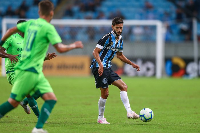 Laterais do Grêmio enfrentam o Bahia pendurados por cartão amarelo