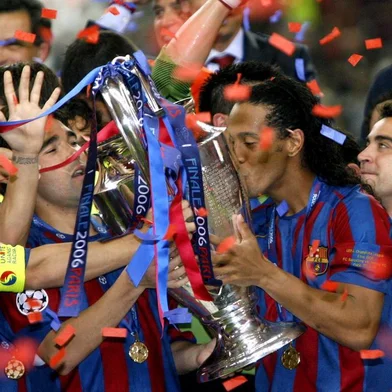 *** Arsenal x Barcelona - AP ***Decisão: Arsenal x Barcelona, jogo válido pela final da Liga dos Campeões e realizado no Stade de France, em Paris, França. o Barcelona sagrou-se campeão ao vencer por 2 x 1. Na foto brasileiro Ronaldinho Gaúcho com a taça  de campeão. Fonte: AP Fotógrafo: Luca Bruno