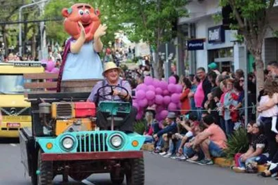 Desfile é atração da Fenavinho em Bento na tarde deste domingo