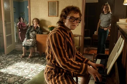 Taron Egerton como Elton John em Rocketman