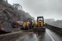 Prefeitura de Itati auxilia na remoção das rochas que deslizaram e bloquearam o trânsito na Rota do Sol.