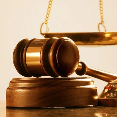Martelo e balança, símbolos da Justiça.