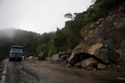  ITATI, RS, BRASIL - 02/06/2019 - Após nova queda de barreira, trânsito segue totalmente bloqueado na Rota do Sol, em Itati (FOTO: ANSELMO CUNHA/AGENCIA RBS)