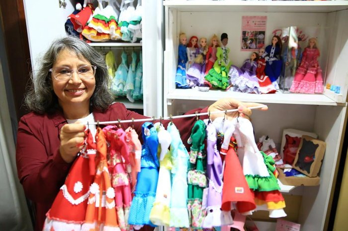 Costureira produz vestidos de prenda para as Barbies - Região
