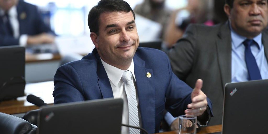 Resultado de imagem para Brasil - Contas de miliciano teriam sido usadas em 'rachadinha' de Flávio