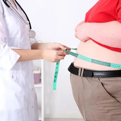 médico mede barriga de homem obeso