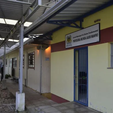 O prédio da escola está sem condições de uso e uma sala de aula foi interditada porque o assoalho está cedendo, colocando em risco a segurança dos estudantes. Os 17 alunos que estudavam na sala de aula foram transferidos para uma sala improvisada que já foi utilizada como uma capela mortuária. 