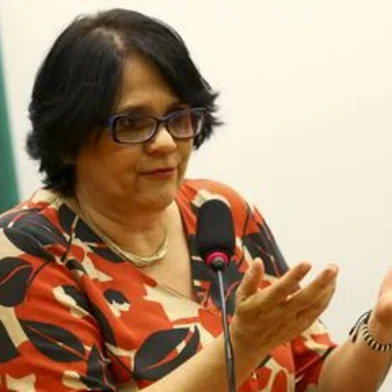 A ministra da Mulher, da Família e dos Direitos Humanos, Damares Alves, afirmou hoje (5) que a perspectiva de gênero é uma teoria que surgiu nos últimos anos e tem sido a causa do sofrimento de parte dos jovens que se automutilam ou tentam tirar a própria vida.
