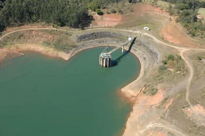 O volume de água que é perdida no sistema de abastecimento vem crescendo no Brasil e chega a mais de 6,5 bilhões de metros cúbicos (m³) por ano, segundo estudo divulgado hoje (5) pelo Instituto Trata Brasil e a consultoria GO Associados. A quantidade de água é equivalente a quase sete vezes o volume útil do Sistema Cantareira, principal manancial que abastece a Grande São Paulo. Em termos percentuais, significa que 38,3% da água tratada foi desperdiçada antes de chegar aos destinatários finais.