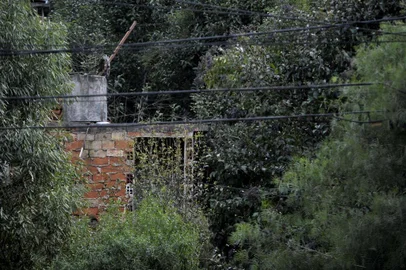  CAXIAS DO SUL, RS, BRASIL - 20/05/2019 - Moradores reclamam de acúmulo de lixo em terreno na Rua Garibaldi em Caxias (FOTO: ANSELMO CUNHA/AGENCIA RBS)