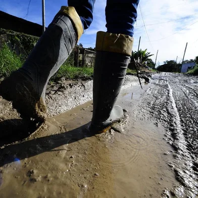  PORTO ALEGRE,RS,BRASIL.2019,06,06.Alagamentos no Lami,deixam as ruas com muito barro,deixando quase intransitavel.Na foto.Rua F(RONALDO BERNARDI/AGENCIA RBS).