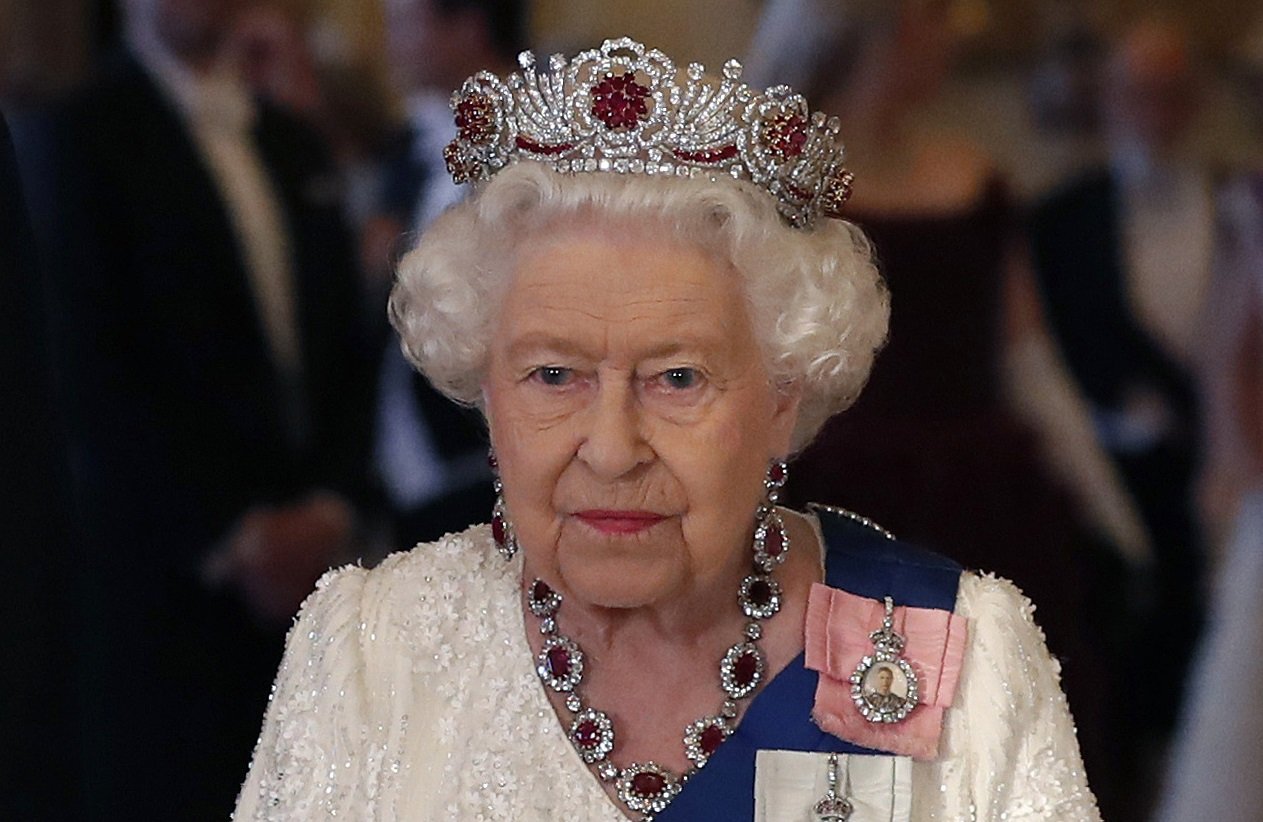 Por que a tiara usada pela rainha Elizabeth em jantar com ...