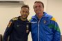 Presidente Jair Bolsonaro posa com o jogador Neymar
