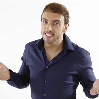 Comediante carioca Léo Lins apresenta espetáculo Bullying Arte pela primeira vez em Caxias