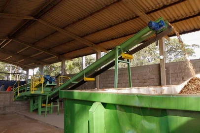 Porto Alegre, 06/06/2019: Smsurb, através do Dmlu, realiza visita técnica ao novo prédio e equipamento de trituração de resíduos arbóreos destinados à compostagem. O espaço, localizado na Unidade de Triagem e Compostagem da Lomba do Pinheiro, foi reformado e ampliado, bem como o equipamento adquirido, através de convênio entre o Departamento Municipal de Limpeza Urbana (DMLU) e a CEEE.Departamento Municipal de Limpeza Urbana (DMLU) e a CEEE. Local: Unidade de Triagem e Compostagem (UTC) na Estrada Afonso Lourenço Mariante, 4.401, bairro Lomba do Pinheiro. Participaram o Sec. Smsurb, Ramiro RosÃ¡rio, O Ger. Regional Metropolitano da CEEE, Jefferson Gonçalves, o