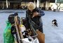 Após entrevista na Gaúcha, morador de rua que vive com 17 cães em Porto Alegre recebe doações