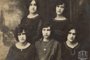 Retrato das irmãs Saldanha. Datada de 28/03/1922.Identificaçã:De pé, atrás: Antonieta Saldanha (E) Palmira Saldanha (D).À frente, sentadas: Aracy Saldanha (E) Anna Saldanha (Centro) e Maria Saldanha (D)